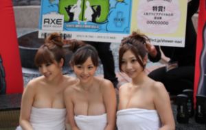 公交车上掀起裙子挺进去图